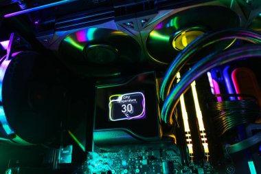 Cpu sıvı soğutma sistemi, ana kart, çanta öncü kiti ve RGB fan ile Case Mod kavramı.