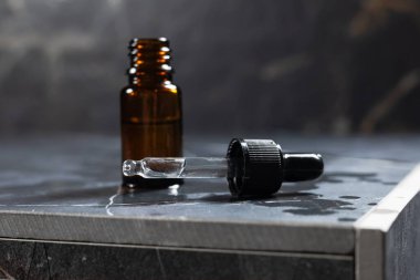 Kozmetoloji için kehribar pipetleri olan kehribar şişeler..