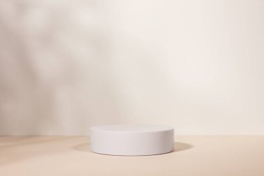 Beyaz daire şeklinde bej bir podyum ile yapılmış boş beyaz bir sahne. Ürün sunumu için maket sahnesi. Stüdyo fotoğrafçılığı. Ürün gösterisi ya da ekran.