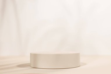 Gölgeli ve ışıklı ürün sunumu için arka plan. Boş podyum. Model.