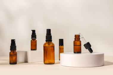 Beyaz podyumda pipetli Amber kozmetik şişesi, ürün ambalajı, peptitli yaşlanma önleyici serum, kozmetik modelleme, spa konsepti.