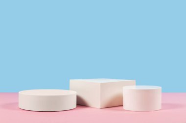 Ürün sunumu için mavi ve pembe arka plan. Boş podyumlar. Model.