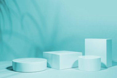 Güzellik kozmetik ürünleri sunumu sahne podyumu. Kozmetik, parfüm, mücevher ve modern marka görselleri için ideal.