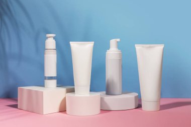 Geometrik kaide podyumunda kozmetik tüp ve şişe, bitkilerin doğal gölgeleriyle ürün ambalajı, peptitli yaşlanma önleyici serum, kozmetik modelleme, biyofilik konsept.