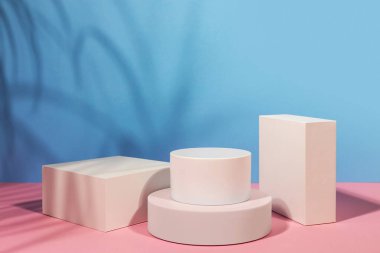 Gölgeli ve ışıklı ürün sunumu için mavi arkaplan. Boş podyumlar. Model.