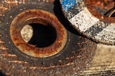 Öğütücü araç için eski kesme diskleri, merkezinde nem veya çevre koşullarına maruz kalan dairesel metalik diskler,