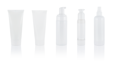 Beyaz kozmetik tüpleri ve şişeler beyaz, serum, krem, mikiler suyu üzerinde izole edilir. Dispanser ile. Ayarla ya da topla.