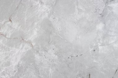 Gri mermer, az gösterilmiş ama sofistike görünüşüyle sonsuz bir zarafet yayar. Renk paleti yumuşak, açık griden daha derin, kömür tonları, genellikle ince varyasyonlar ve ve