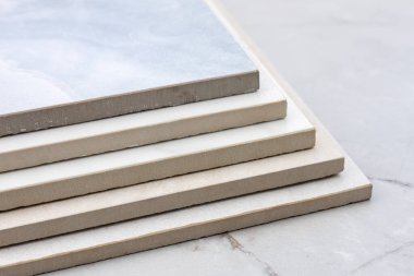 Fabrikalar iç konutlar için kullanılan porselen taş eşyalar üretiyorlar. Bir sürü farklı kalınlıkta ve boyutlarda..