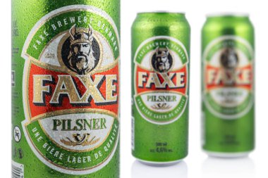 Dnipro, Ukrayna - Sep 10, 2024: Yeşil alüminyum kutuda faxe birası ve beyaz üzerine su damlaları. Danimarka Ürünleri.