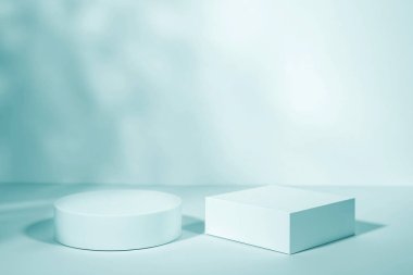 Gölgeli ve ışıklı ürün sunumu için arka plan. Boş podyum. Model.
