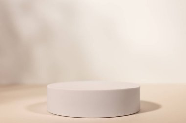 Gölgeli ve ışıklı ürün sunumu için arka plan. Boş podyum. Model.