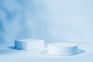 Gölgeli ve ışıklı ürün sunumu için arka plan. Boş podyum. Model.