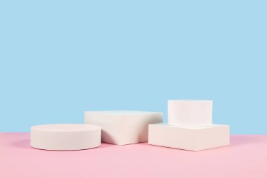 Kozmetik ürün sunumu için podyum. Soyut asgari geometrik form. Ürünleri göstermek için sahne. Vitrin, vitrin kutusu.