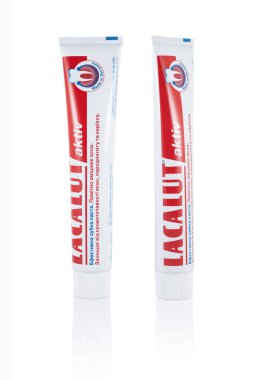 Dnipro, Ukrayna - 7 Ekim 2024: Beyaz lacalut aktif diş macunu tüpü