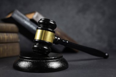 Avukat ya da hakim çekici mahkemede açık arttırma çekici kur masasında. Kitaplı yasal konu veya müzayede şirketi