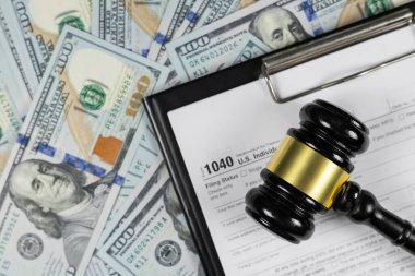 Vergi formundaki hakimin tokmağı. Vergi hukuku. Üst görünüm.