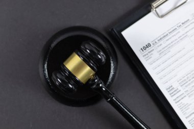 Hakimin tokmağı 1040 Amerikan Vergi formunun üzerinde. Yolsuzluk, ekonomik suçlar.