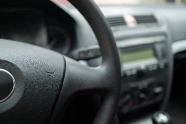 Direksiyon, vites kolu ve gösterge paneli. Modern araba iç dekorasyonunun ayrıntıları. Elle vites kolu.