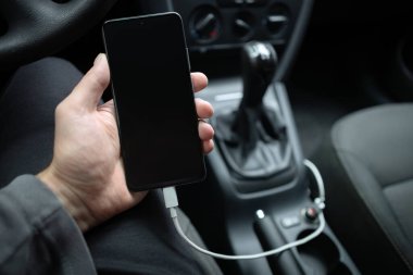 Cep telefonu, akıllı telefon, cep telefonu şarj edildi. Arabanın içinde USB şarj aleti var..