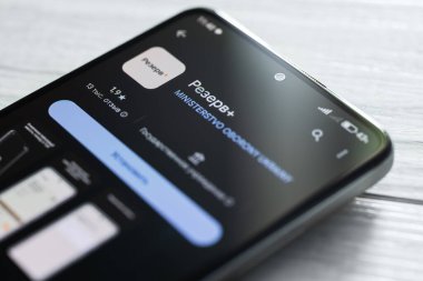 DNIPRO, UKRAINE - 16 Temmuz 2024: rezerv artı. Askerlerin askere alınması ve askerlerin askere alınması hakkındaki kişisel bilgilere Ukrayna 'ya ait uygulamalı akıllı telefon.