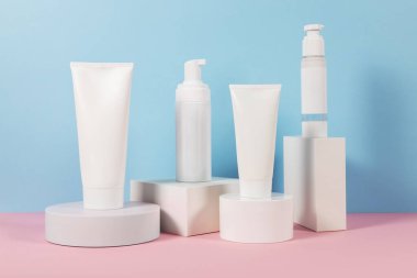 Geometrik podyumlarda kozmetik ürün modelleri. Kozmetik sunumu için arkaplan.
