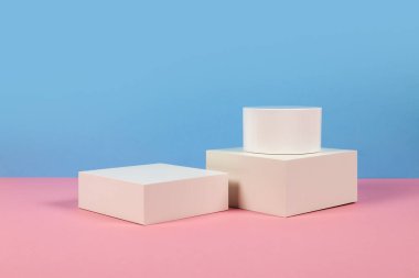 Güzellik kozmetik ürünleri sunumu sahne podyumu. Kozmetik, parfüm, mücevher ve modern marka görselleri için ideal.