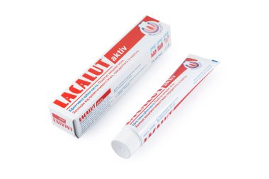 Dnipro, Ukrayna - 7 Ekim 2024: Beyaz lacalut aktif diş macunu tüpü