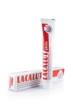 Dnipro, Ukrayna - 7 Ekim 2024: Beyaz lacalut aktif diş macunu tüpü