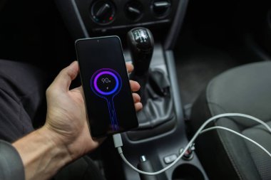 Cep telefonunu şarj et. Telefon şarj kablosu.