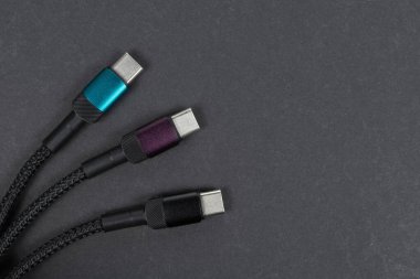 USB ve Tip-C bağlantısı olan kablo, koyu arkaplanda yalıtılmış.