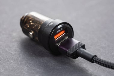 USB kablo ve iki USB bağlantı noktası olan siyah araba şarjı, çok işlevli sigara çakmağı prizi..