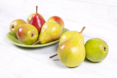 Ahşap zeminde taze armutlar. Seçici odak.