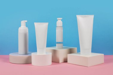 Geometrik podyumlarda kozmetik ürün modelleri. Kozmetik sunumu için arkaplan.