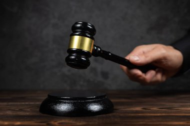 Hakimin çekici ahşap masa üzerinde..