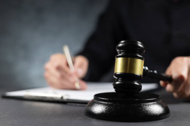 Hâkimin tokmağı hukuk müşavirinin ofisindeki bir masanın üzerine konur ve davacılara ve mahkemedeki sanıklara verilen kararlar okunmadan önce sıklıkla kullanılır.