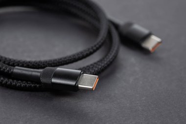 Koyu arkaplanda, USB Tip-C bağlantısıyla kablo.