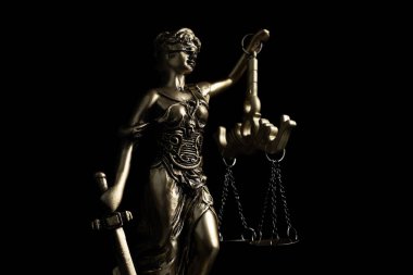 Tanrı 'nın heykeli Themis Adalet Anıtı hukuk firması içinde gerçeklerin doğruluğunu ve önyargısız yargılama gücünü göstermek için adaletin sembolü olarak kullanılır. Bayan Adalet yerini buldu.