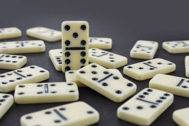 Domino taşlarından oluşan büyük bir yığın..