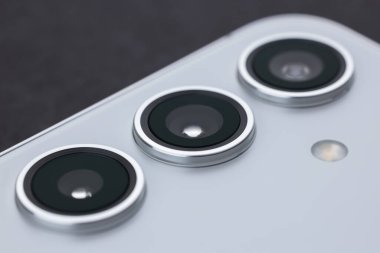 Akıllı telefon kameraları yakın plan. Modern bir cep telefonunda evrensel bir kamera seti.