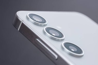 Akıllı telefon kameraları yakın plan. Modern bir cep telefonunda evrensel bir kamera seti.