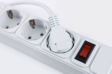 Elektrik prizli gerilim koruyucusu.