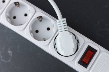 Elektrik prizli gerilim koruyucusu.