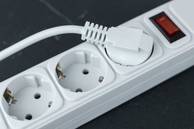 Beyaz arka planda prizleri olan bir dalga koruyucusu. Beyaz arkaplana ağ filtresi takın.