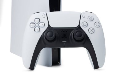 Dnipro Ukrayna - 29 Aralık 2024: Sony Play Station 5 'in yeni kablosuz kontrol sistemi olan Dualsense joystick veya oyun platformu.