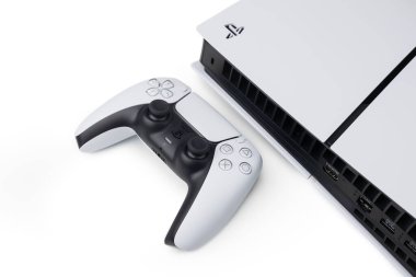 Dnipro Ukrayna - Aralık 29, 2024: Yeni Playstation 5 ince model ve izole arkaplan denetleyici.