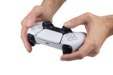 Dnipro Ukrayna - 29 Aralık 2024: Playstation 5 DualSense denetleyicisi beyaz ellerde. PS5 için Kablosuz Denetleyici.