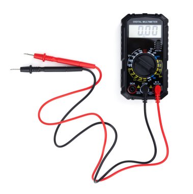 Sondaları olan ve beyaz arkaplanda izole edilmiş dijital çokölçer. Elektriksel araç. Siyah dijital multimetre, beyaz arka planda sondalar, multimetre elektronik bir ölçüm aracı.