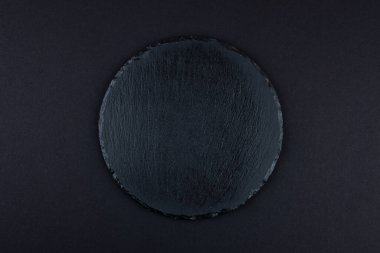 Yuvarlak, siyah levha, koyu arkaplanda..