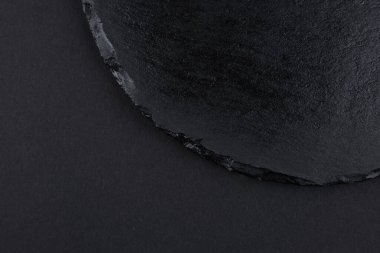 Koyu arkaplanda taş levha boş.